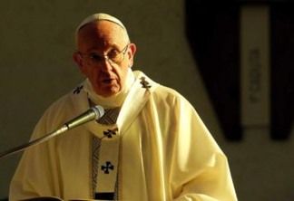 Papa embarca para Colômbia, mas faz apelo à Venezuela