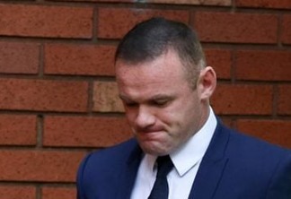 Flagrado dirigindo bêbado, Wayne Rooney tem carteira de habilitação suspensa na Inglaterra