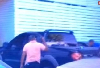 VEJA VÍDEO: Policial aponta arma para cabeça de repórter paraibano
