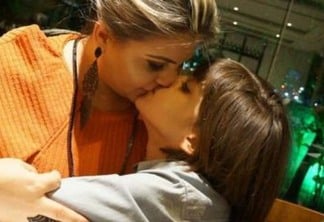 VEJA: Vice-prefeita de Mamanguape usa redes sociais para desabafar e beija na boca do filho
