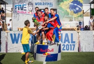 Neymar recebe campeões do seu torneio de pelada em Paris, mas comete gafe