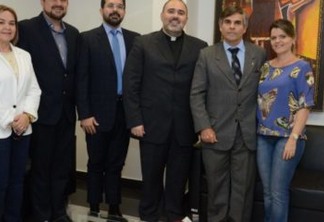 Padre Bruno, da Canção Nova, visita o presidente do TJPB e abençoa sua gestão