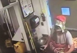 VEJA VÍDEO: Homem Coca-Cola realiza assalto em restaurante
