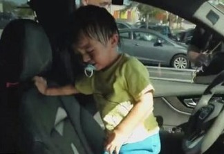 Vídeo mostra menino trancado dentro de carro sendo resgatado por bombeiros - VEJA VÍDEO