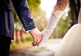 ÁLBUM POLÊMICO: Noiva simula sexo oral com noivo em fotos de casamento