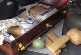 Polícia apreende drogas escondias em um caixão dentro de um carro funerário