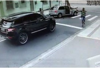 VJA VÍDEO: Câmeras registram momento em que goleiro Jefferson tem carro roubado por criminosos
