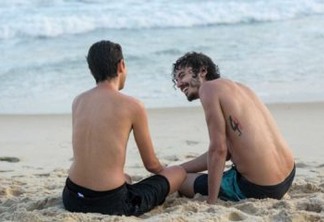 Carol Duarte grava últimas cenas de Ivan sem camisa na praia