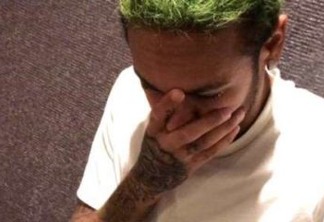 Neymar surpreende e aparece com cabelo verde