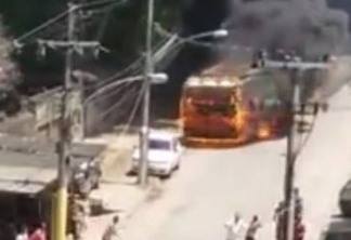 VEJA VÍDEO: Ônibus em chamas atinge carro parado