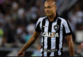 Atacante Roger do Botafogo tem tumor renal detectado