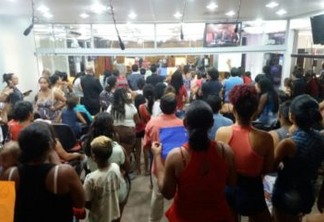 Moradores Sem teto fazem protesto contra expulsão de condomínio da Prefeitura em João Pessoa