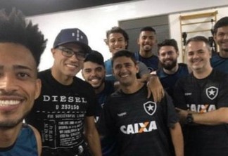 Recuperando-se de cirurgia para a retirada de tumor, Roger visita os companheiros de Botafogo
