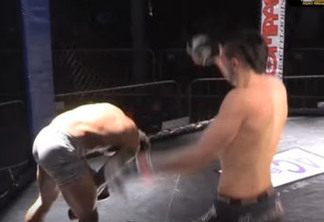 Nocaute: lutador 'congela' ao receber chute de adversário