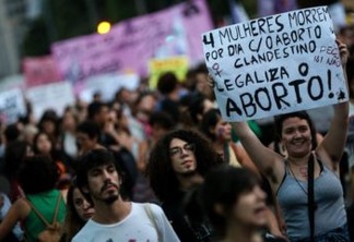 SAO03. SAO PAULO (BRASIL), 13/11/2017.- Un grupo de personas participa en una manifestación en contra de un proyecto de ley que podría restringir el aborto en Brasil hoy, lunes 13 de noviembre de 2017, en Sao Paulo (Brasil). EFE/Fernando Bizerra Jr.