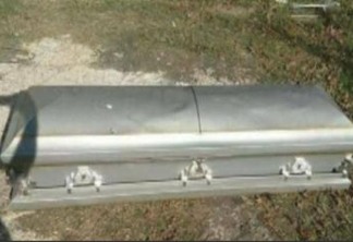 Homem tenta vender caixão usado no Facebook: 'Único dono'