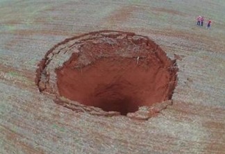 Cratera gigante se abre no interior de Minas Gerais e assusta moradores