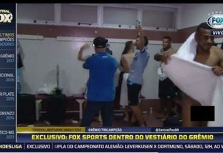 VEJA VÍDEO: Jornalista entra em vestiário e câmera flagra jogador do Grêmio pelado
