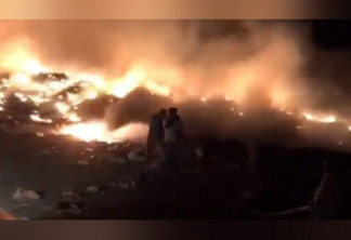 Apesar do esforço dos bombeiros, incêndio segue consumindo lixão em Patos