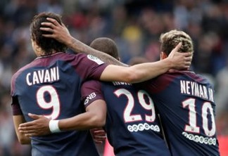 Com salto de Neymar, trio MCN do PSG supera início do MSN no Barça