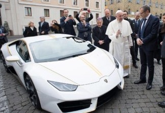 Papa Francisco ganha Lamborghini e decide leiloá-lo