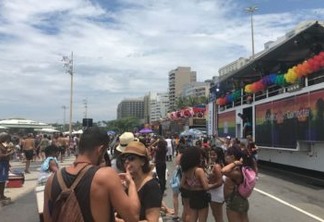 Parada do orgulho LGBTI movimenta orla de Copacabana
