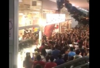 VEJA VÍDEO: Porta de loja cai sobre multidão que tentava aproveitar a Balck Friday na PB