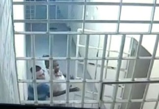 VEJA VÍDEO: A tensa batalha de carcereiro para se salvar de ataque de preso armado com faca em cadeia