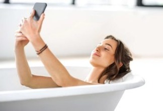 Morte após selfie na banheira reacende riscos de usar celular no banheiro