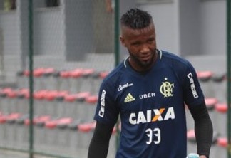 Defesa do Flamengo erra muito, e torcida perde paciência com Rafael Vaz