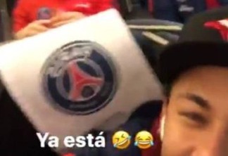 Neymar e Cavani ficam próximos em avião e uruguaio até ri de brincadeira