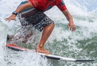 Popular na web, surfista de 12 anos roda o mundo e tira onda em fotos com famosos