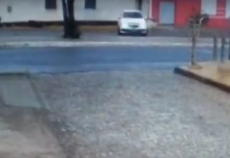VEJA VÍDEO: Goleiro perde controle do carro e bate em poste