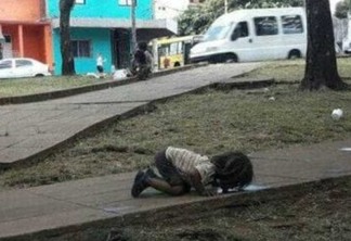 Foto de menina bebendo água do chão choca a web