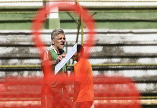 Carro despenca de ponte, mata filha e fere treinador do Fluminense