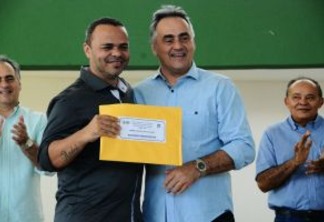 Prefeitura entrega R$ 12 milhões em premiação a profissionais da Educação- Veja vídeo