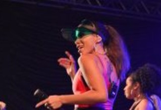 Anitta esbanja sensualidade em show