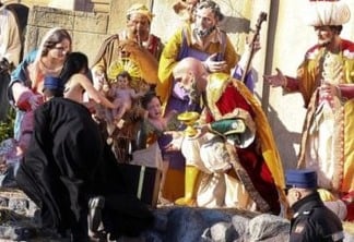 Ativista de topless tenta arrancar estátua de Jesus de berço no Vaticano