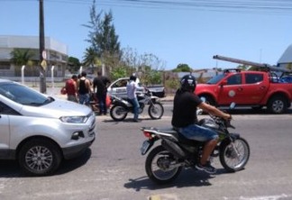 Batida entre carro e moto deixa casal ferido em JP; vítima fratura a perna
