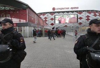 SEGURANÇA COPA RUSSIA 2018 In this Wednesday, May 17, 2017 photo Russian police officers guard as fans arrive for a soccer match at Otkrytie Arena, stadium of Spartak Moscow soccer club, where Confederations Cup matches will be played, in Moscow, Russia. Terrorists, hooligans and anti-corruption protesters are among the main concerns for the Russian security forces during the Confederations Cup soccer tournament running from Saturday June 17 until Sunday July 2. (AP Photo/Ivan Sekretarev)