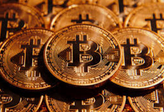 Bitcoin começa a ser negociada nos EUA e bate recordes
