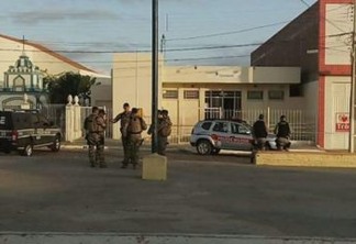 FIM DOS TEMPOS: Bandidos trancam policiais em delegacia e depois explodem agência dos Correios na Paraíba