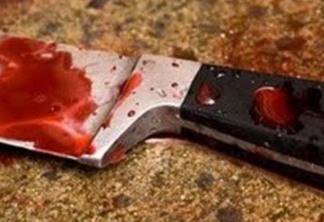 Homem foge de casa após ser agredido com golpe de faca; esposa é suspeita