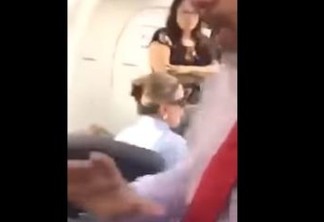 VEJA VÍDEO: Hostilizada em avião, Gleisi Hoffman leva agressora à Polícia Federal