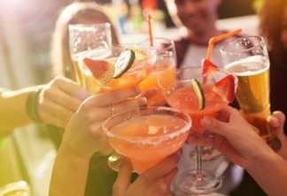 Universitários bebem tanto que bafômetro registrou álcool no ar de uma festa
