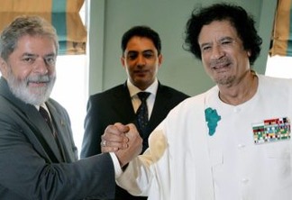 Brazil's President Luiz Inacio Lula da Silva (L) shakes hands with his Libyan counterpart Muammar Gaddafi during a meeting before the first African-South American summit in Abuja November 30, 2006.  REUTERS/Brazilian Presidency/Ricardo Stuckert/Handout  (NIGERIA)