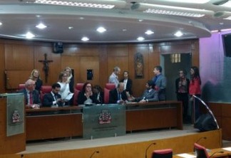 Oposição ocupa Mesa da Câmara para evitar que situação “tratore” votação da LOA