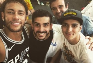 Neymar exibe coleção de camisas da NBA nas férias