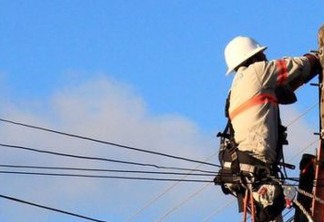 VEJA VÍDEO: Usuário indignado flagra funcionários da Energisa imprimindo várias contas de energia na PB sem fazer leitura