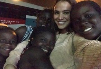 Bruna Marquezine comemora natal com crianças refugiadas